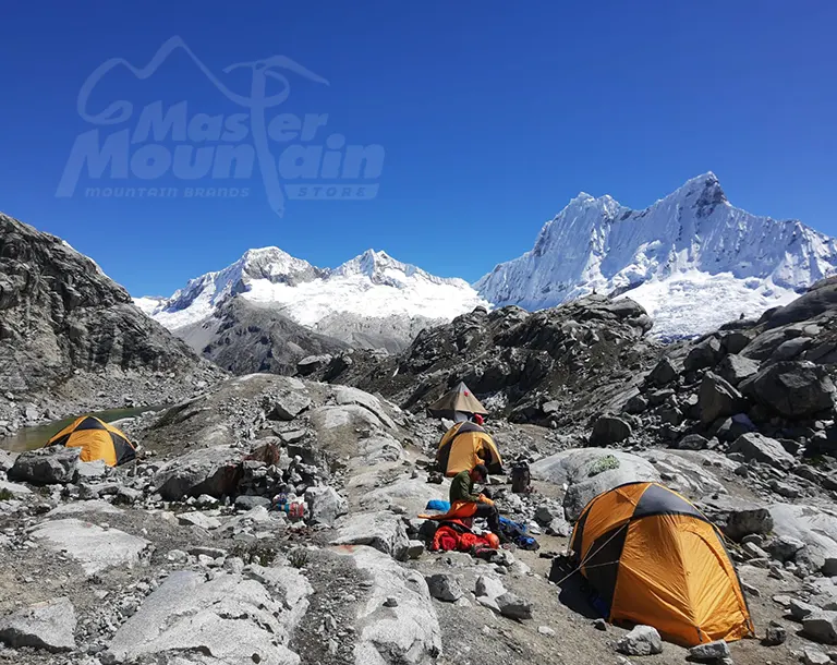 Campo morrena del Yanapaccha durante el día 1 de la escalada 3 días 2 noches en la Cordillera Blanca