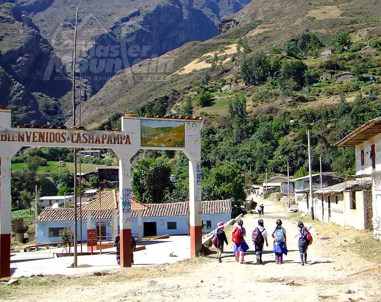 Pueblo de Cashapampa en el día 4 del trek largo Santa Cruz 4 días 3 noches desde Huaraz con descenso hacia el valle