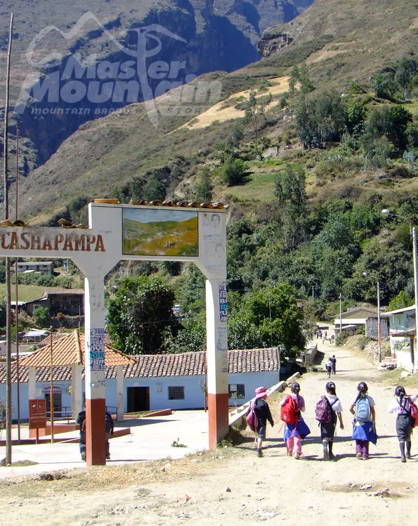 Pueblo de Cashapampa en el día 4 del trek largo Santa Cruz 4 días 3 noches desde Huaraz con descenso hacia el valle