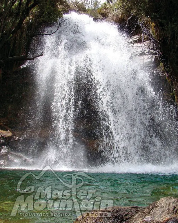 Catarata de Yuracyacu durante el tour diario Ruinas y Cataratas de Honcopampa desde Huaraz