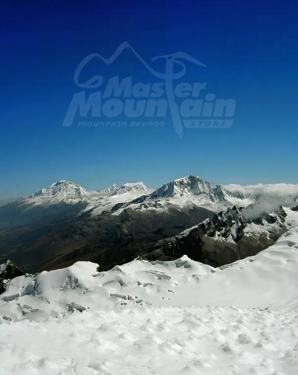 Cumbre norte del Vallunaraju 5686 metros durante el día 2 de la escalada 2 días 1 noche en la Cordillera Blanca