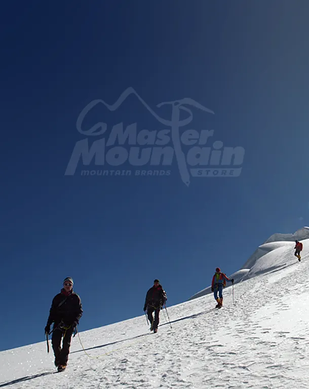 Descenso del Huascarán desde 6010 metros hacia el Campamento Morrena durante el día 6 de la escalada Huascarán 7 días 6 noches