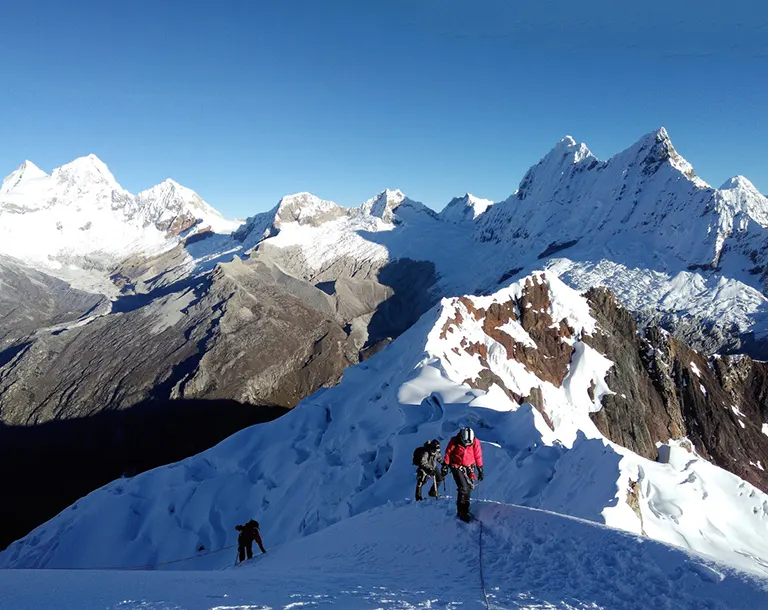 Ascenso técnico en hielo hacia la cumbre del Yanapaccha 5460 metros durante el día 2 de la expedición 3 días 2 noches