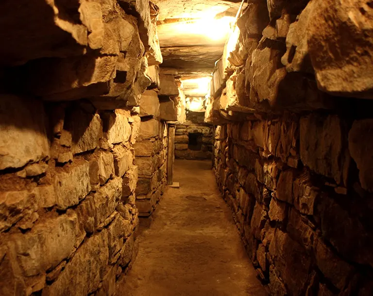 Galerías subterráneas del complejo arqueológico de Chavín de Huántar durante el viaje de promoción Huaraz Clásico 4D/3N