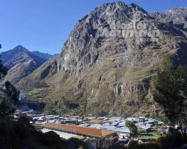 Pueblo de Huayllapa en el día 6 del trek largo Huayhuash 8 días 7 noches, durante el descenso desde Huanacpatay hacia Huatiac