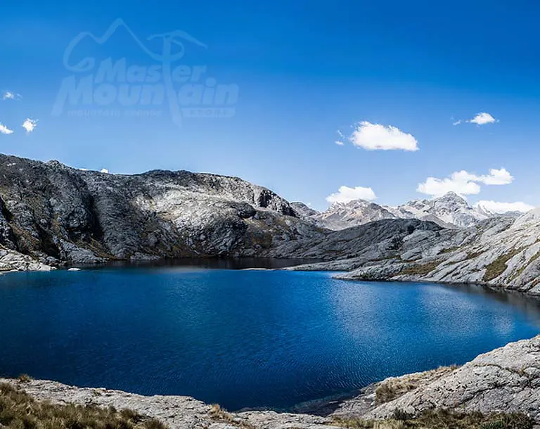 Laguna de Aguak en trekking full day desde Huaraz con vista a la Cordillera Blanca