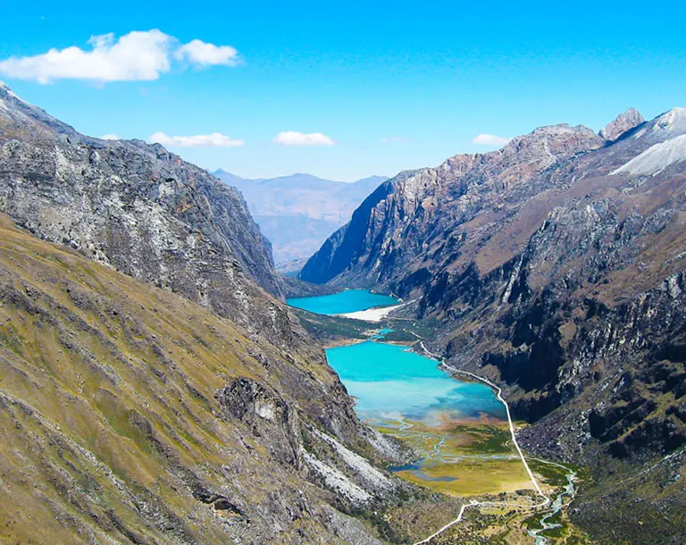 Laguna Chinancocha en la ruta hacia Cebollapampa durante el día 1 de la escalada al Nevado Pisco 3 días 2 noches