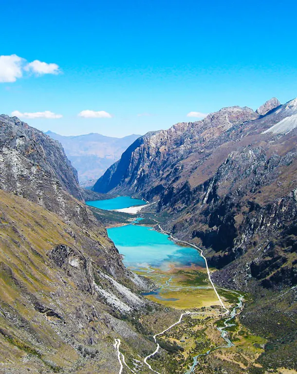 Laguna Chinancocha en la ruta hacia Cebollapampa durante el día 1 de la escalada al Nevado Pisco 3 días 2 noches