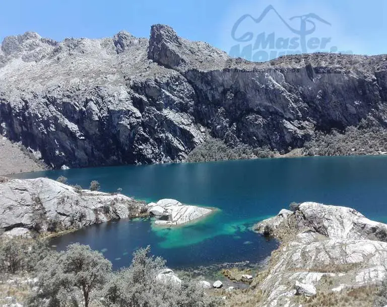Laguna de Churup en trekking full day desde Huaraz a 4450 msnm en la Cordillera Blanca