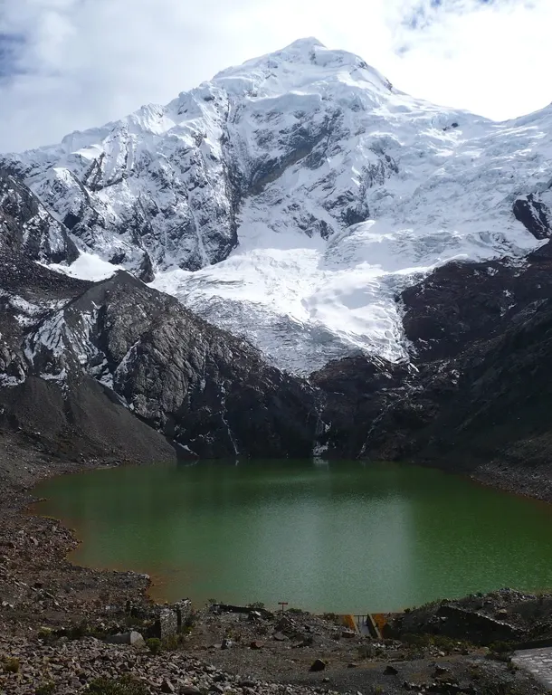 Laguna Cuchillacocha en el día 2 del trek largo Quilcayhuanca – Cojup 3 días 2 noches desde Huaraz con vistas a los nevados de la Cordillera Blanca