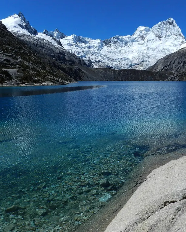 Laguna Cullicocha durante el día 9 del trek Cedros Alpamayo 10 días 9 noches en la Cordillera Blanca