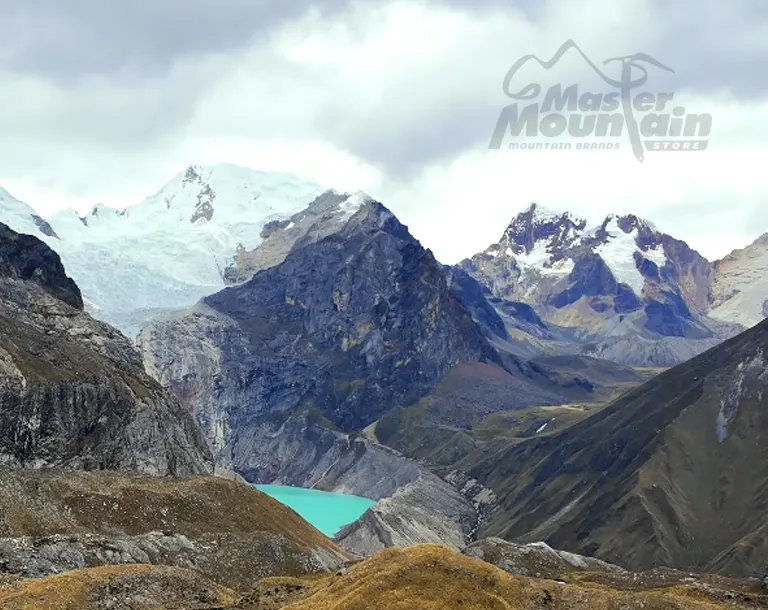 Laguna Huecrococha durante el día 3 del trek Cedros Alpamayo 10 días 9 noches, después del Paso Alto de Pucaraju en la Cordillera Blanca