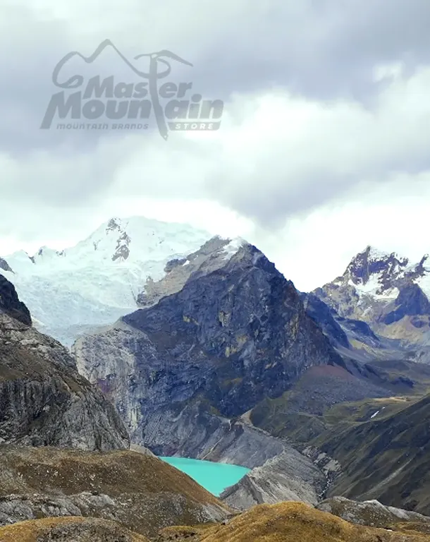 Laguna Huecrococha durante el día 3 del trek Cedros Alpamayo 10 días 9 noches, después del Paso Alto de Pucaraju en la Cordillera Blanca