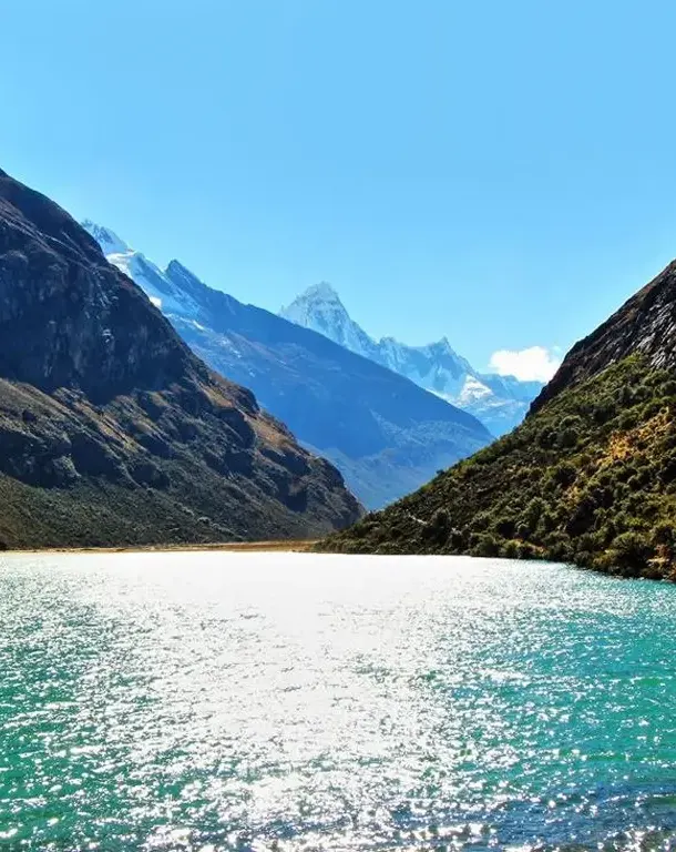 Laguna Jatuncocha durante el día 2 de la escalada Alpamayo 6 días 5 noches en la Cordillera Blanca