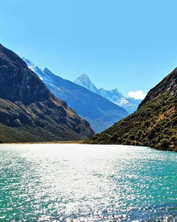 Laguna Jatuncocha en el día 3 del trek largo Santa Cruz 4 días 3 noches desde Huaraz con vistas a la Cordillera Blanca