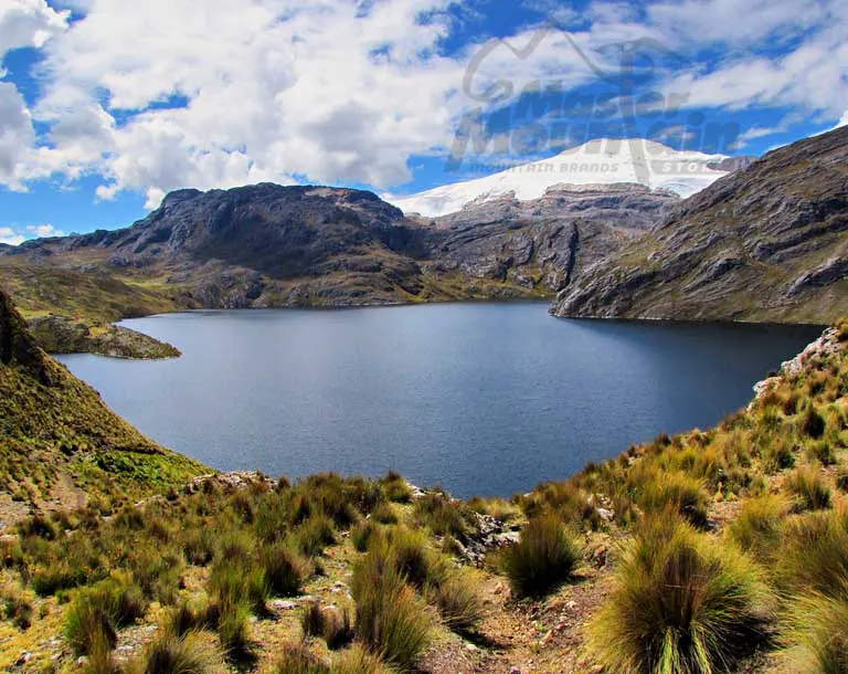 Laguna Viconga en el día 4 del trek largo Huayhuash 8 días 7 noches, con vistas al cuarto paso de Portachuelo y nevados como Puscanturpa, Cuyoc y Millpo