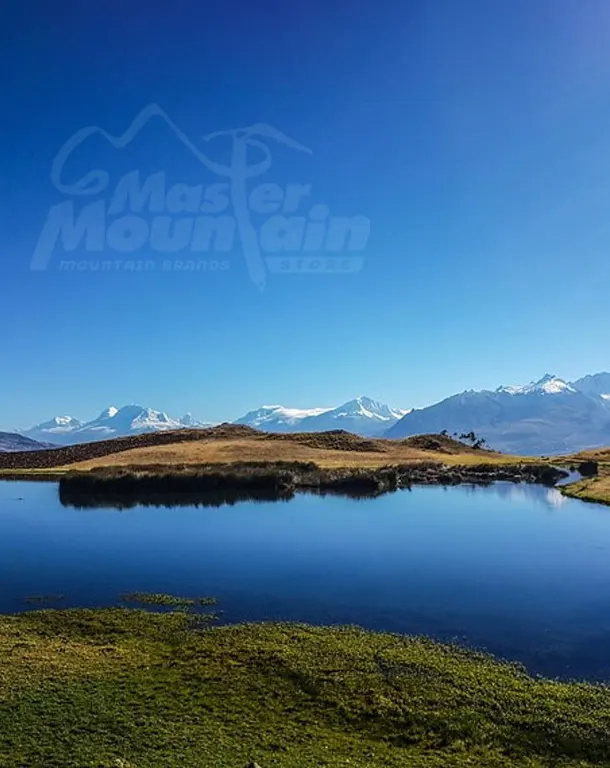 Laguna de Willcacocha en trekking full day desde Huaraz con vista a la Cordillera Blanca