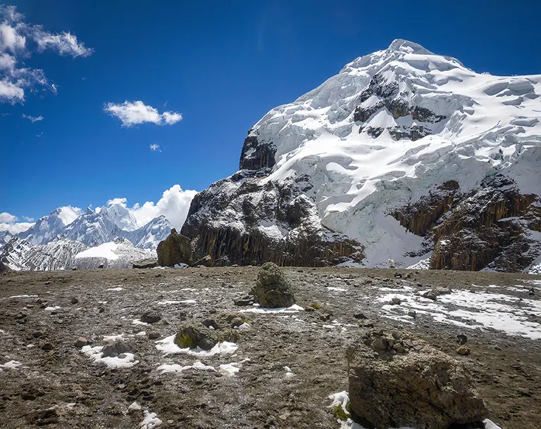 Paso de Cuyoc en el día 5 del trek largo Huayhuash 8 días 7 noches, el paso más alto del circuito a 5000 metros sobre el nivel del mar