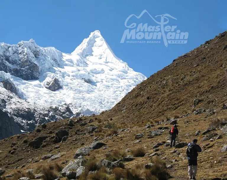 Ascenso al Paso de Oso Ruri durante el día 8 del trek Cedros Alpamayo 10 días 9 noches en la Cordillera Blanca
