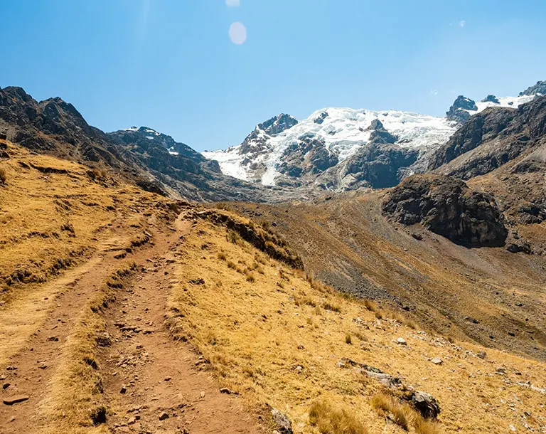 Paso Punta Tapush en el día 7 del trek largo Huayhuash 8 días 7 noches, con vistas a los nevados Auxilio, Diablo Mudo y llegada a la laguna Jahuacocha