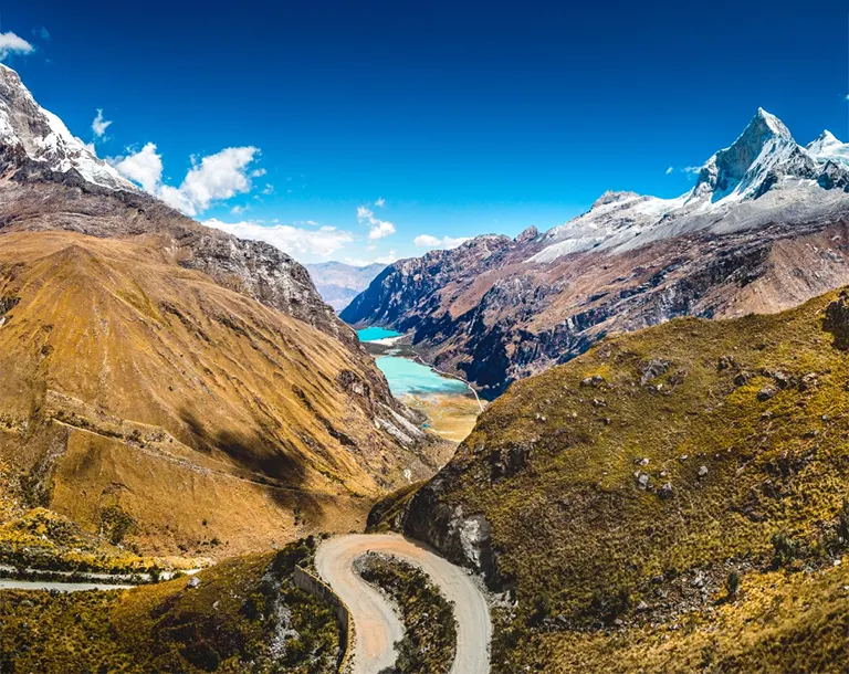 Camino zigzagueante hacia el Portachuelo de Llanganuco durante el día 1 del trek Cedros Alpamayo 10 días 9 noches