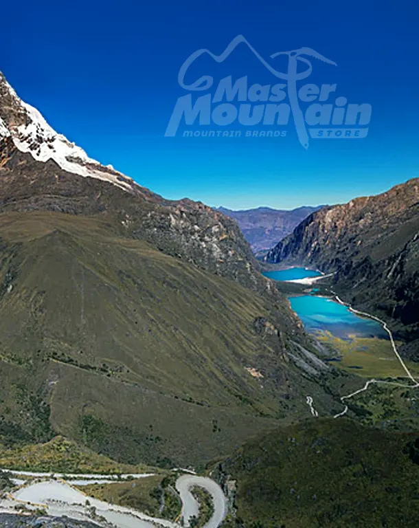Portachuelo de Llanganuco durante el día 1 del trek Santa Cruz 4 días 3 noches con vista panorámica de la Cordillera Blanca