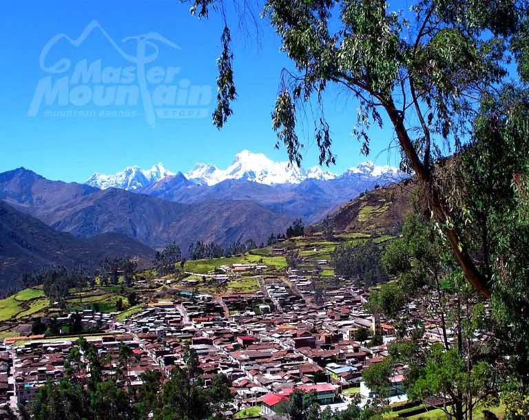 Campamento y Laguna Mitucocha en el día 2 del trek largo Huayhuash 8 días 7 noches desde Cuartelhuain hasta Carhuacocha, con vistas a los nevados Rondoy, Jirishanca y Yerupaja