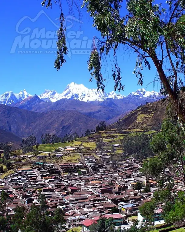 Campamento y Laguna Mitucocha en el día 2 del trek largo Huayhuash 8 días 7 noches desde Cuartelhuain hasta Carhuacocha, con vistas a los nevados Rondoy, Jirishanca y Yerupaja