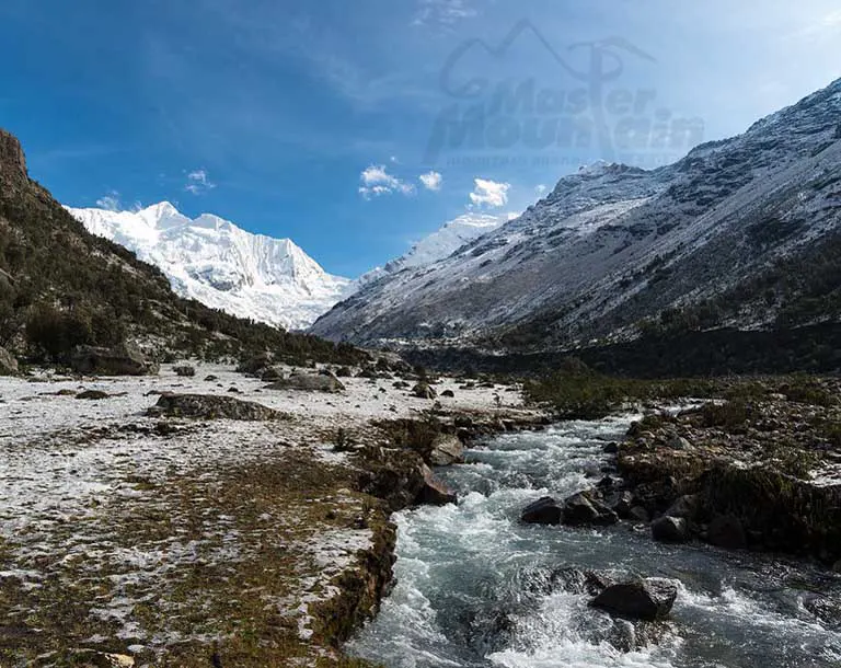 Quebrada Cojup en el día 3 del trek largo Quilcayhuanca – Cojup 3 días 2 noches desde Huaraz con vistas panorámicas del descenso hacia Pitec