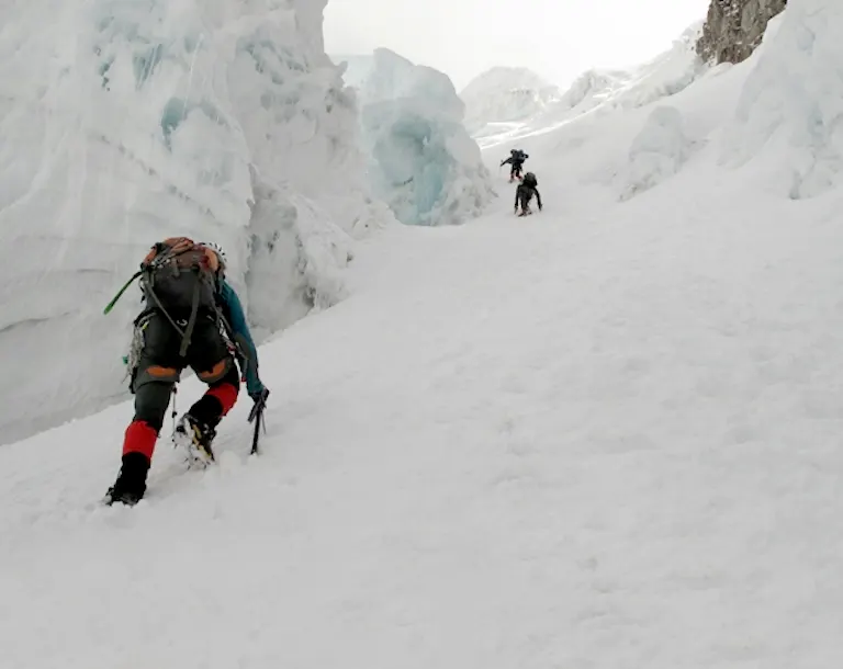 Escalada por la Directa Francesa hacia la cumbre del Alpamayo 5947 metros durante el día 4 de la expedición 6 días 5 noches