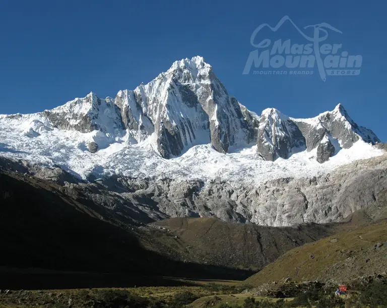 Valle de Huaripampa con vista al nevado Taulliraju durante el día 2 del trek Cedros Alpamayo 10 días 9 noches