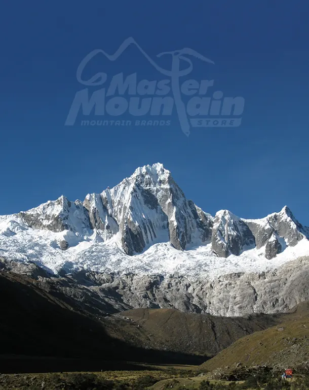 Valle de Huaripampa con vista al nevado Taulliraju durante el día 2 del trek Cedros Alpamayo 10 días 9 noches