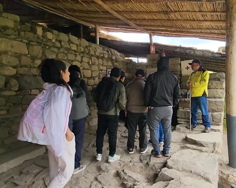 Visitantes esperando para ingresar a la Galería del Lanzón en Chavín de Huántar