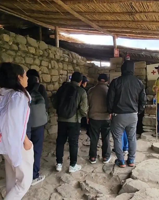 Grupo de visitantes esperando para ingresar a la Galería del Lanzón del complejo arqueológico de Chavín de Huántar. El acceso a esta galería permite conocer uno de los espacios subterráneos más representativos del antiguo centro ceremonial, donde se encuentra el Lanzón Monolítico, una de las principales expresiones escultóricas de la cultura Chavín.