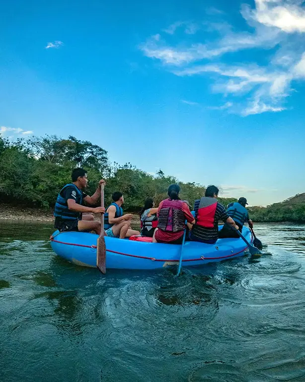 Equipo realizando canotaje en el río Mayo con chalecos y cascos de seguridad durante el tour Tarapoto Bellísimo