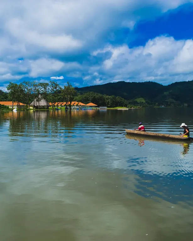 Canoa con dos personas remando en la Laguna Azul de Sauce durante el día 1 del tour Tarapoto Bellísimo