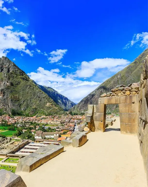Vista panorámica y puerta inca en Ollantaytambo durante el Super Valle Sagrado del tour Cusco Histórico
