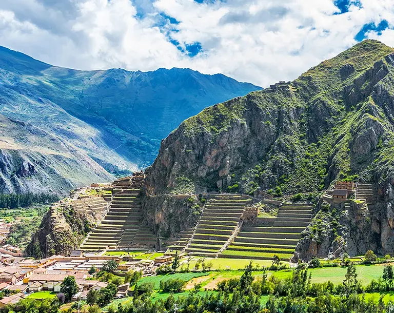 Terrazas incas de Ollantaytambo en el Valle Sagrado durante el día 2 del tour Cusco Histórico 5 días 4 noches