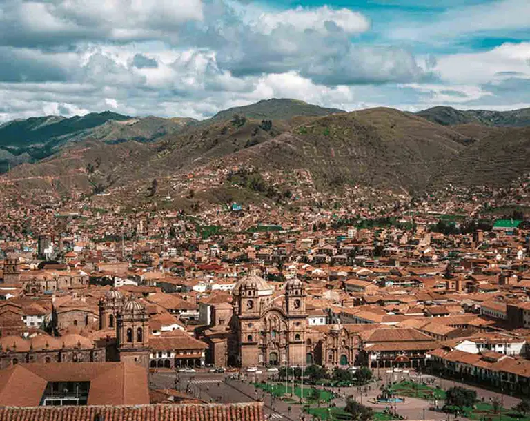 Vista panorámica de la ciudad de Cusco en la cordillera de los Andes durante el tour Cusco Histórico 5 días 4 noches