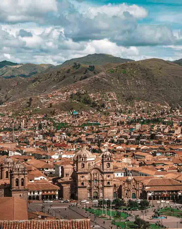 Vista panorámica de la ciudad de Cusco en la cordillera de los Andes durante el tour Cusco Histórico 5 días 4 noches