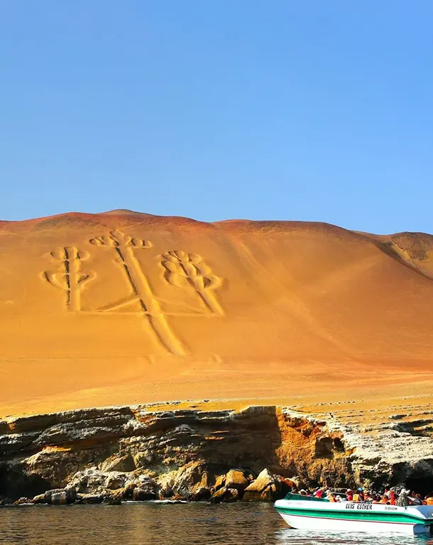 Geoglifo Candelabro de Paracas observado desde el mar durante el día 2 del tour Ica Paracas Nazca 5 días 4 noches