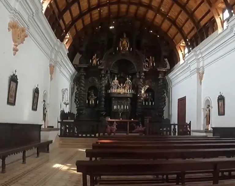 Interior de la Capilla San José de la Hacienda San José en Chincha durante el tour Ica Paracas Nazca 5D/4N