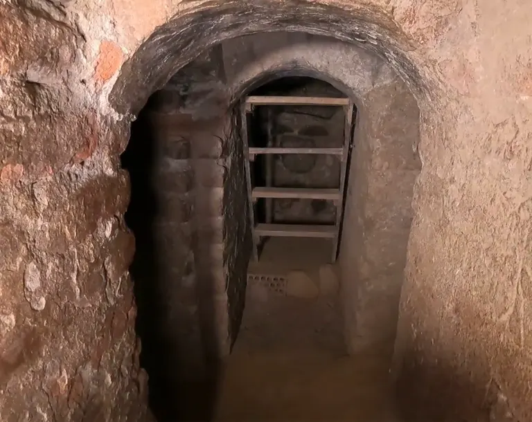 Catacumbas de la Hacienda San José en Chincha durante el tour Ica Paracas Nazca 5D/4N