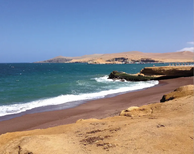 Desierto costero de la Reserva Nacional de Paracas durante el día 1 del tour Ica Paracas Nazca 5 días 4 noches