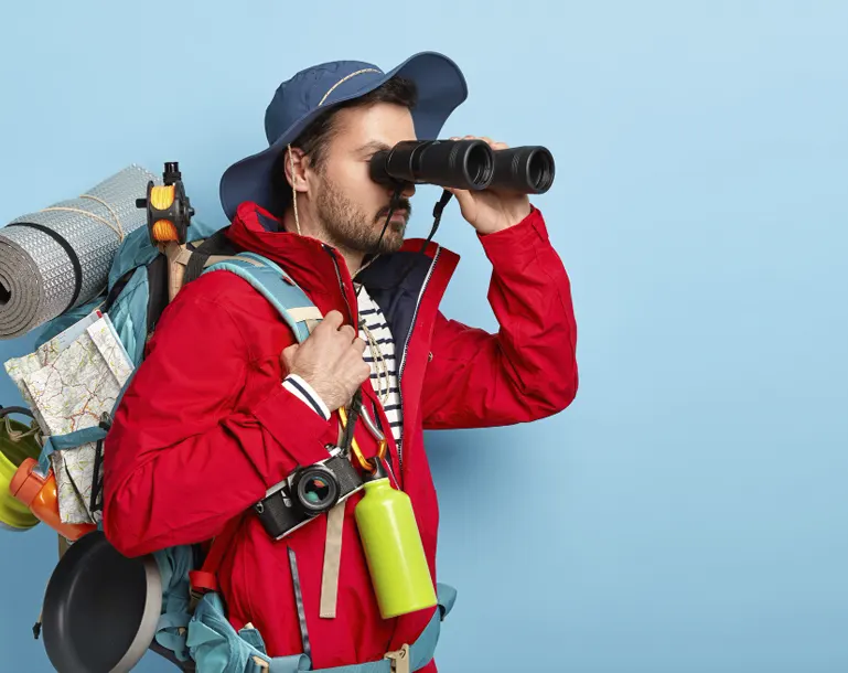 turista_con_binoculares