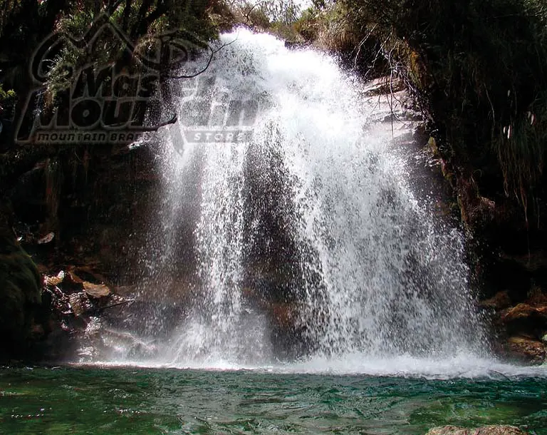 Catarata Yurac Yacu en Honcopampa durante el día 3 del tour privado 5 días 4 noches desde Huaraz