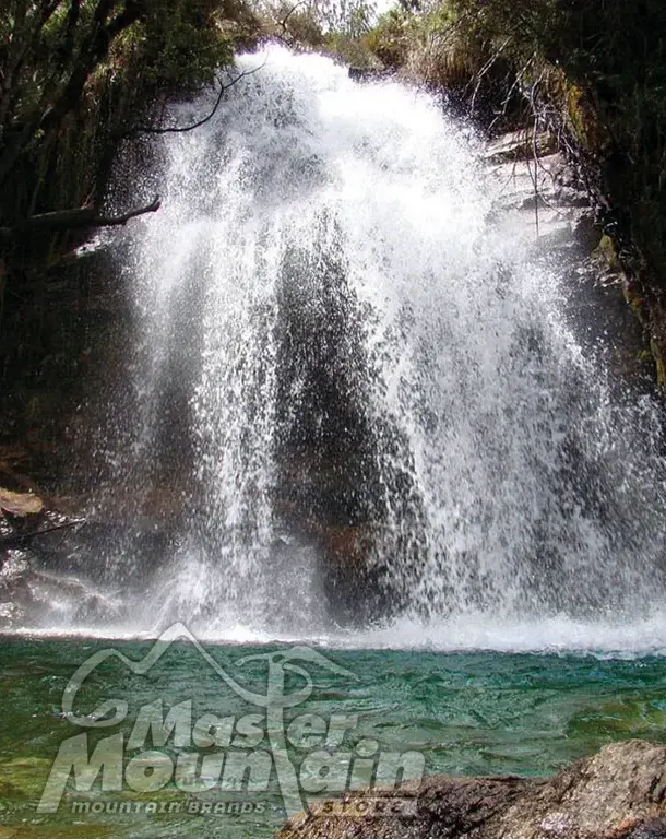 Catarata Yurac Yacu en Honcopampa durante el día 3 del tour privado 5 días 4 noches desde Huaraz