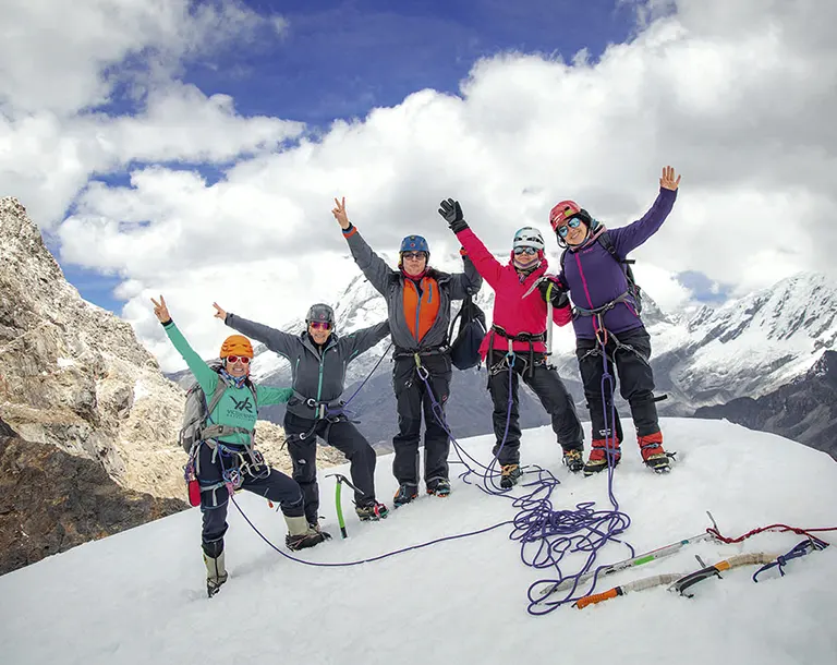 Excursionistas en la cumbre del Nevado Mateo durante tour diario desde Huaraz