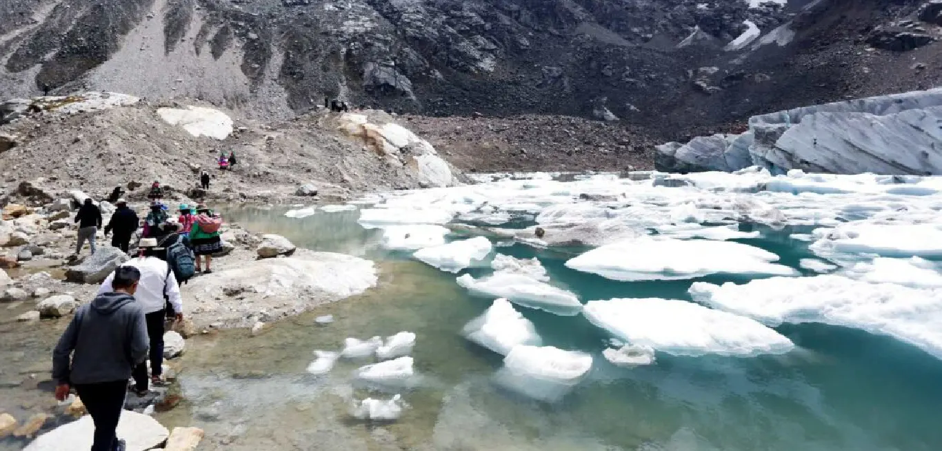 Laguna Congelada con bloques de hielo flotando junto al glaciar