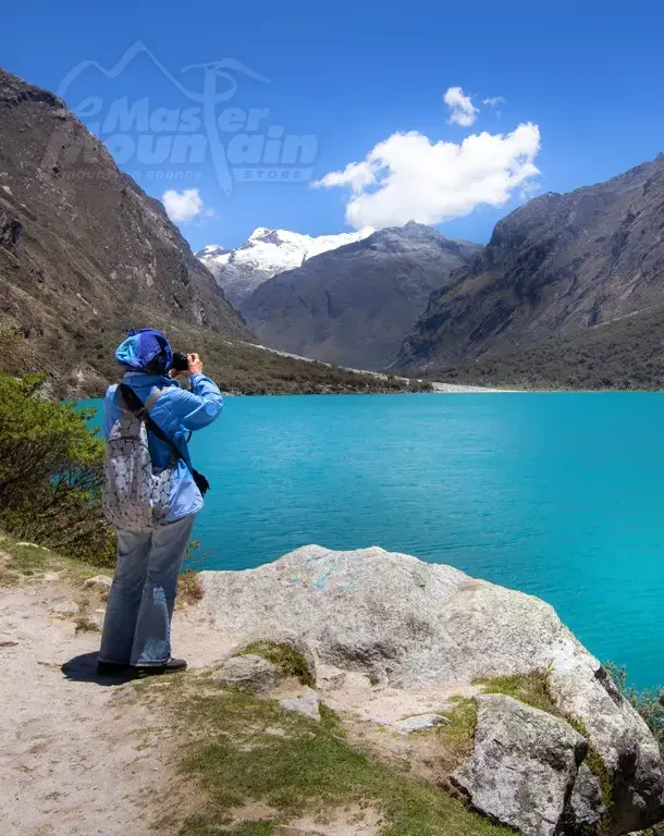 Laguna de Llanganuco de aguas turquesas en el Parque Nacional Huascarán durante tour diario desde Huaraz